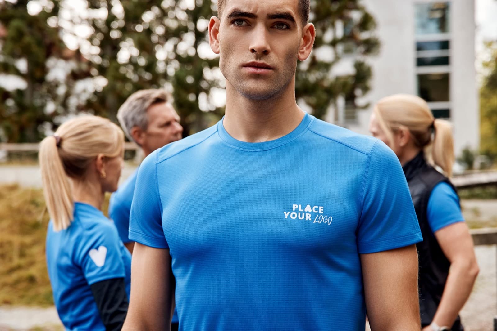 Ομάδα με T-shirt ID Identity σε εξωτερικό χώρο